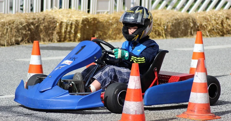 Effets dynamiques : ce que le poids fait vraiment au kart en piste