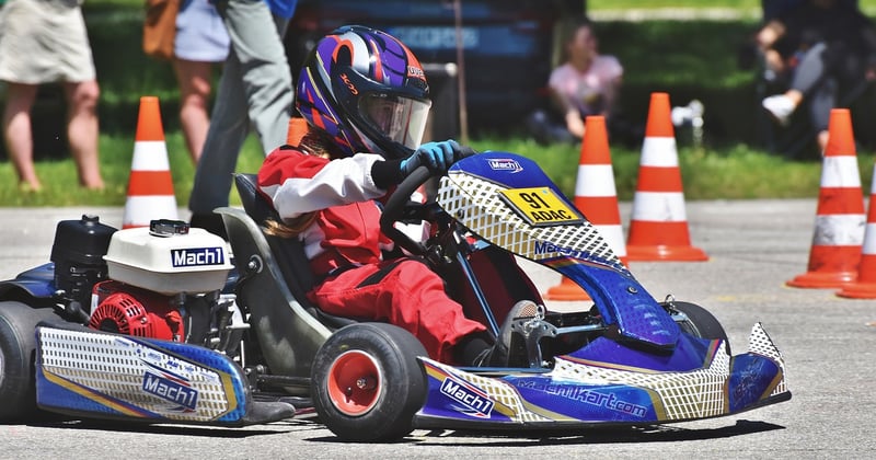 Quelle combinaison de karting choisir pour la chaleur estivale ?